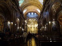 Quito. GLESIA DE LA COMPAÑÍA DE JESÚS  Bohatá zlatá výzdoba. Tvrí tady, že jew tu 7 tun zlata, ve skutečnosti ale prý jern 25 kg.