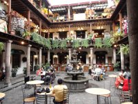 Quito.  Reastaurant Café -  Hastala vuelta Senore - "Příjdu hned".  Dříve to býval klášter.