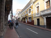 Quito.  Uličkami historické části Quita k neogotické  bazilice BASÍLICA DEL VOTO NACIONAL