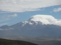 Cestou vulkánů. Vyhlídka  Río Pisque.  VULKÁN COTOPAXI. Leží asai 70 km od Quita.  Se svou výškou 5897 metrů je druhým největším masivem ve státě, ale nejznámějším a nejvíce navštěvovaným.