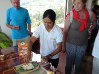 Otavalo.  Zkoušíme i místní specialitu. Jsou to nějaké keksy se sýrem, který připomíná parenicu a také čokoládová pomazánka – něco jako Nutila. Výborné. Připravil nám to Santiago.