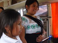 Otavalo  Do autobusu bereme dva sourozence - kteří se nám snaží představit, jak se odívají místní lidé a také své výrobky – ponča, halenky, šátky apod. Takto oděná dívka je svobodná. Pozná se to podle přes jedno rameno uvázaného šátku.