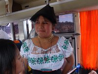 Otavalo  Anebo se dá z šátku vyrobit slušivý klobouček. Ale zase nepoznáte, zda je dívka vdaná, či nikoliv...