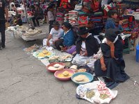 Otavalo tržnice.  Místo i čas také poklábosit se sousedy.