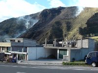 Cestou do Termas de Papallacta.  M9říme zpět ke Quitu a pojedeme přes průsmyk 4 070 m.n.m. Jsou vidět požáry. Zatím je krásný suchý parný slunečný den.