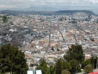 Quito.  Quito, druhé největší město Ekvádorum hned po Guayaquilu, se rozkládá v severní části Ekvádoru - v Andách ve výšce 2700 - 2850 m.n.m. (druhé nejvýše položené hlavní město) na východních svazích aktivní sopky Pichincha. Nachází se zhruba 40 km na jih od rovníku. Takto je vidět Quita od "Anděla". Jdeme se tam podívat