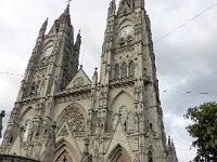 Quito.  Neogotická  BASÍLICA DEL VOTO NACIONAL