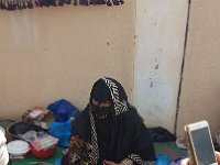 Ibra  Tenhle oděv známe. Tady prodává beduínská žena a má na obličeji masku zvanou burqa. : Ibra
