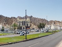 Promenáda Koryš.  Krásná promenáda "corniche" po nábřeží zátoky vede z Mutrahu do  starého Muscatu.