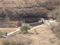 Spring water  Stoupáme do hor zdejšího pohoří Al Hajar. Tady se díváme na místo Sharsate – pramen – gejzír, kde se údajně Job osprchoval a napil vody, čímž omládl o 20 let. Váže se k tomu také historka, jak z bohatého muže Joba se stal chudák, Bůh mu uštědřil mnoho ran a až jej po čase Job požádal o pomoc, Bůh mu řekla, aby se  dostavil k této studíánce a umyl se v ní. Omládl, zpětně zbohatl a žilo se mu opět dobře.
