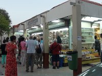 Salalah - súk  Stánky s kadidlem, voňavkami a různými výrobky z kadidelní smůly.