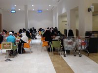 Salalah  U stánků s rychlým občerstvením převládají ženy s dětmi. Muži posedávají sami v kavárnách.