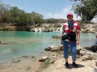 Wadi Darbat  Baobaby jsme viděli, tak teď k vodě. Wadi Darbat. Wadi Darbat je travnatá plošina v horách, známá jako Největší Ománské trvalé jezero. : Wadi Darbat