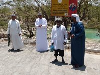 Wadi Darbat  U vádí prodává bangladéšský prodejce ovoce. S naším průvodcem Salemem si spolu zazpívali nějakou písničku. Tak my se nakonec všichni přidáváme s písničkou „Prší prší“. (Náš průvodce to nazývá „Breše breše“). : Wadi Darbat