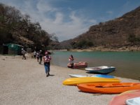 Wadi Darbat  Lodičku si zde zapůjčit můžete. Nesmí se zde však v žádné z tůní ani řece plavat. Jsme zde v období sucha (říjen - květen) a vody je málo. : Wadi Darbat
