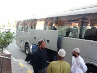 Muscat  Náš průvodce Saleh (ve žlutém) řidič v bílém a Organizátor zájezdu Ibišek. : Muscat, hotel