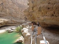 Wadi Ash Shab  Tady se dá skákat ze skály do vody ze skály cca 7m. Tak je tady hluboko. Mládež to tady vesele činí. : Wadi Ash Shab