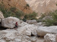 Wadi Ash Shab  Cesta pomalu přechází místy mezi obrovskými balvany. Pokud by s nimi řeka pohnula, musel by to být pěkný rachot. : Wadi Ash Shab