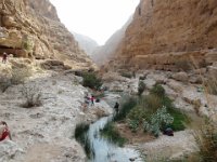 Wadi Ash Shab  Po asi 3/4 hodině chůze - Bazén 2. Tady nás Neymar dostihl a když už jsme si mysleli, že tady není nic dalšího k vidění, protáhl nás přes rákosí a byli jsme u vstupu do jeskyně. Bylo nutno se protáhnout přes velmi ůzkou škvíru ve skále a najednou jeskyně. Bohužel fotky odsud nemáme. : Wadi Ash Shab
