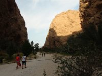 Wadi Ash Shab  Wadi Al Shab je překrásné místo. Okolní skály nám na zpáteční cestě poskytly i stín. : Wadi Ash Shab
