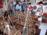 Súr  Kromě šátků, kadidla apod prodává také modely lodí Dhow. Jsou velmi pěkně zpracovány, ale nevím, jak by to někdo převážel. : Súr