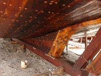 Výroba lodí Dhow - Súr  Řemeslo je na první pohled vidět. Největší lodě Dhow měřily až 35 metrů, a vážily i 500 tun. : Súr