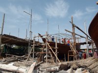 Výroba lodí Dhow - Súr  Mohli jsme se podívat i přímol na rozpracovanou loď – plovoucí restauraci. Ta má být připravena do mistrovství světa ve fotbalu v roce 2022 v Kataru. Zakázka sultána Kábuse. Jak jinak. : Súr
