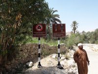Wadi Bani Khalid  Přchod k wadi Bani Khalid. Hned na úvod jsme upozorněni, že se zde nefotí a je zde přísně stanoven „dress code“. Jsme v muslimské zemi, a tak by se ženy měly vystříhat bikin, a dvoudílných plavek.  Nutno dodat, že nic z toho se zde nakonec vůbec přísně nedodržovalo a žádná mravnostní policie zde proti fotografům a jinak oděným plavkyním nezasahovala. : Wadi Bani Khalid