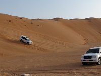 Poušť  Wahiba sands.  Odsud spád kopce tak dramaticky nevypadá. : Wahiba sands.