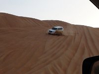 Poušť  Wahiba sands.  Odjíždíme do pouště.  Chvílemi se zdá, že se s autem musíme převrátit. Na tachometru bývá rychlost  i 100 km/h. Je to prostě jízda jako na Dakaru. : Wahiba sands.
