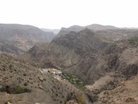 Saig, Jebel Achbar  Stojíme na tzv. Dajánině vyhlídce. Jméno získala po princezně Dajáně, která zde údajně strávila několik dní. Celé toto místo je nazýváno Zeleným ze dvou důvodů: -	 i v nejpernějším létě, kdy dole teploty atakují 50 St. Celsia, ze není nikdy více jak 25 st. Celsia.  -  na kaskádovitých výběžcích se tady  pěstují  různé plodiny – mango, granátová jablka, hrozny  - A také Damascénské růže atd.