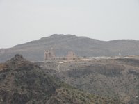 Saig, Jebel Achbar  Pod námi je obrovská jáma, naproti vidíme stavět ohromné sídlo. To Katarský Emír si tady staví svou rezidenci. Jednak v Kataru nemají takové hory a už vůbec ne takové teploty, které se zde vyskytují. Navíc z Kataru je sem kousek.
