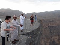 Jebel Shams  Na úplný vrcholek nedojedeme, tam má své sídlo armáda a tím je tedy nepřístupný. Dojeli jsme ale na vyhlídku na „Ománský Grand kaňon – Wadi  Ghul. Je to nádherný a současně respekt budící pohled na proláklinu za hranou.