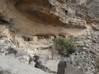Kaňon - Wadi Ghul  Dorazili jsme do cíle, respektive jsme naplnili čas 1,5 hodiny chůze.  Již z dálky jsou vidět něco jako terasy ve skále a říkal jsme si, jako by to někdo uměle vyrobil. : Kaňon, Wadi Ghul