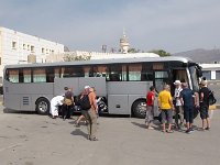 Al Hamra  Dole v Al Hamře přesedáme do autobusu, který tady stojí dva dny. Jako byste vlezli do vyhřáté pece. Na sklo zevnitř autobusu se neodvažuji sáhnout, pokud nechci utrpět popáleniny. : Al Hamra, Nizwa