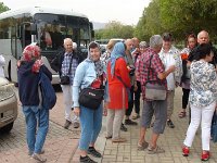 Muscat  Saleh nás upozorňuje, že ženy musí být zahaleny, nesmí mít odhalené ruce – paže, hlavu musí pokrývat šátek. Muži mají jediné omezení – kalhoty musí sahat pod kolena. : Muskat, Mešita Sultána Kábuse