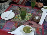 Mutrah  Po procházce se jdeme občerstvit. Připomíná to kiwi koktejl, ale jsou to snad nějaké řasy. Pít se to dá, pivo to ale není.