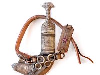 Khanjar  Jsou zde vystavovány také historické zbraně. Konkrétně neodmyslitelná výbava mužů v době sultanátů po stovky let - ručně vyráběný a zdobený Kahanjar - národní symbol Ománu. Každý z nich je uměleckým dílem a dědí se z otce na syna.  Je jich tady k vidění celá řada a z různých regionů. Dříve sloužil také pro ochranu, dnes je nošen při slavnostních příležitostech.