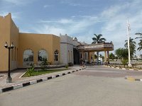 Salalah  Samaharan Tourist Village. Salalah je rovněž rodné město současného sultána Kabuse (Qaboos bin Said). Salalah je známý také tím, že je to oblast, která se v období monzunu – tj. od července do září, také zazelená rostlinami a ovocem, jako jsou kokosové ořechy a banány. V tomto období je tady přijatelná teplota, a to právě díky monzunu.