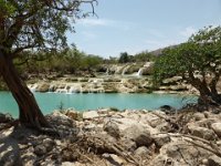 Wadi Darbat  Je to v podstatě ústí řeky, která vtéká do moře v oblasti Khor Rori. Je zde celá řada kaskád, splavů a vodopádů a „vodních vápencových bazénů“, po okraji skály pak odkud voda padá jako vodopád.