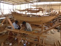 Výroba lodí Dhow - Súr  Je to manufaktura se vším všudy a zřejmě s Indickými dělníky. : Súr