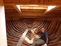 Výroba lodí Dhow - Súr  Tadek v kostře lodi v podpalubí. Budí to ve mně vzpomínky, když jsem stavěl modely lodí. : Súr