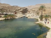 Wadi Bani Khalid  Wadi Báni Chálid se nachází ve středu pouště při východním okraji pohoří al-Hadžar, od hlavního města Muscat vzdáleno asi 200 kilometrů. Jsme na konci 30 km slepé silnice, která zde ve vádí končí. V tak vyprahlé zemi jsou wadi skutečnou oázou. : Wadi Bani Khalid
