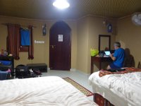 Tábor Arabian Oryx camp.  Takto vypadá náš pokoj v poušti. Venku duje silný vítr a písečný prach. A toho je tady všude plno. : Wahiba sands.