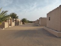 Tábor Arabian Oryx camp.  Ještě pohled na naší uličku apartmánů. : Wahiba sands.