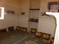Jabreen Castle  Stoly, stolky, a jiný nábytek se v té době neobjevuje proto, že dříve byli Arabové kočujícím národem, a tak asi nebylo efektivní s sebou dřevěný nábytek vozit. Proto se tkaly koberce a vyšívaly polštáře, neboť manipulace byla významně jednodušší. A za druhé, dřevo bylo také v té době hodně drahé. : Jabreen Castle