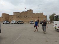Jabreen Castle  Přestože nám Salah tvrdil, že to není pevnost, jsou zde ve věžích střílny, vidíme i kanony a také je tady místnost, kde se získával olej z fíků a vařící se jako obranný nástroj lil na hlavy nájezdním  dobyvatelům. : Jabreen Castle
