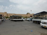 Nizwa  Tržnice Nizwa.  Nizwa – znamená „místo krátkého odpočinku“. Nizwa leží přibližně uprostřed Ománu a všech 9 provincií, proto se zde sbíhalo mnoho obchodních cest. Navíc, když Portugalci obsadili Omán, většinou zabrali jen pobřeží, a tak hluboko do vnitrozemí nešli. Takže tady byl poměrně klid, a území bylo ovládáno Islámem, jeho představitelem Ali Arabim. Je to tedy historicky cenné místo a dědictví Islámu. : Nizwa