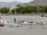 Nizwa  Své zboží vystavují někteří prodejci i před tržnicí na parkovišti. : Nizwa, tržnice