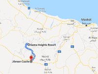 Mapa cesta do Jabreenu  Cesta do k Jabreen Castle.  Cestou projíždíme nad dálnicí, která vede do Dubaje. Omán má do SAE 2 přechody. Tato dálnice vede k jednomu z nich. Také jsme cestou viděli směrník do Salalahu – 884 km. : Jabreen Castle